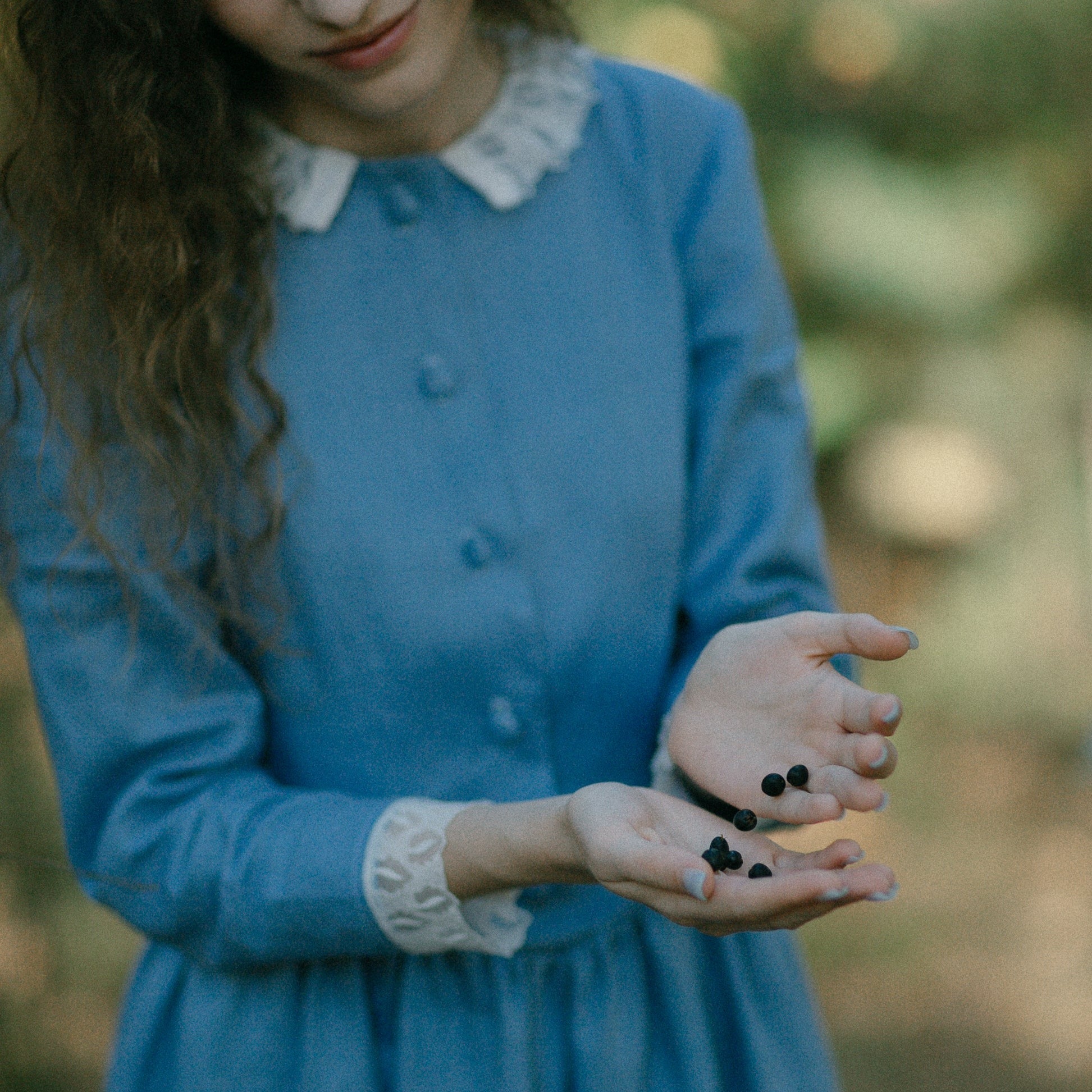Elain Archeron style baby blue linen dress. Handmade Acotar baby blue linen dress with leaves lace and princess waist