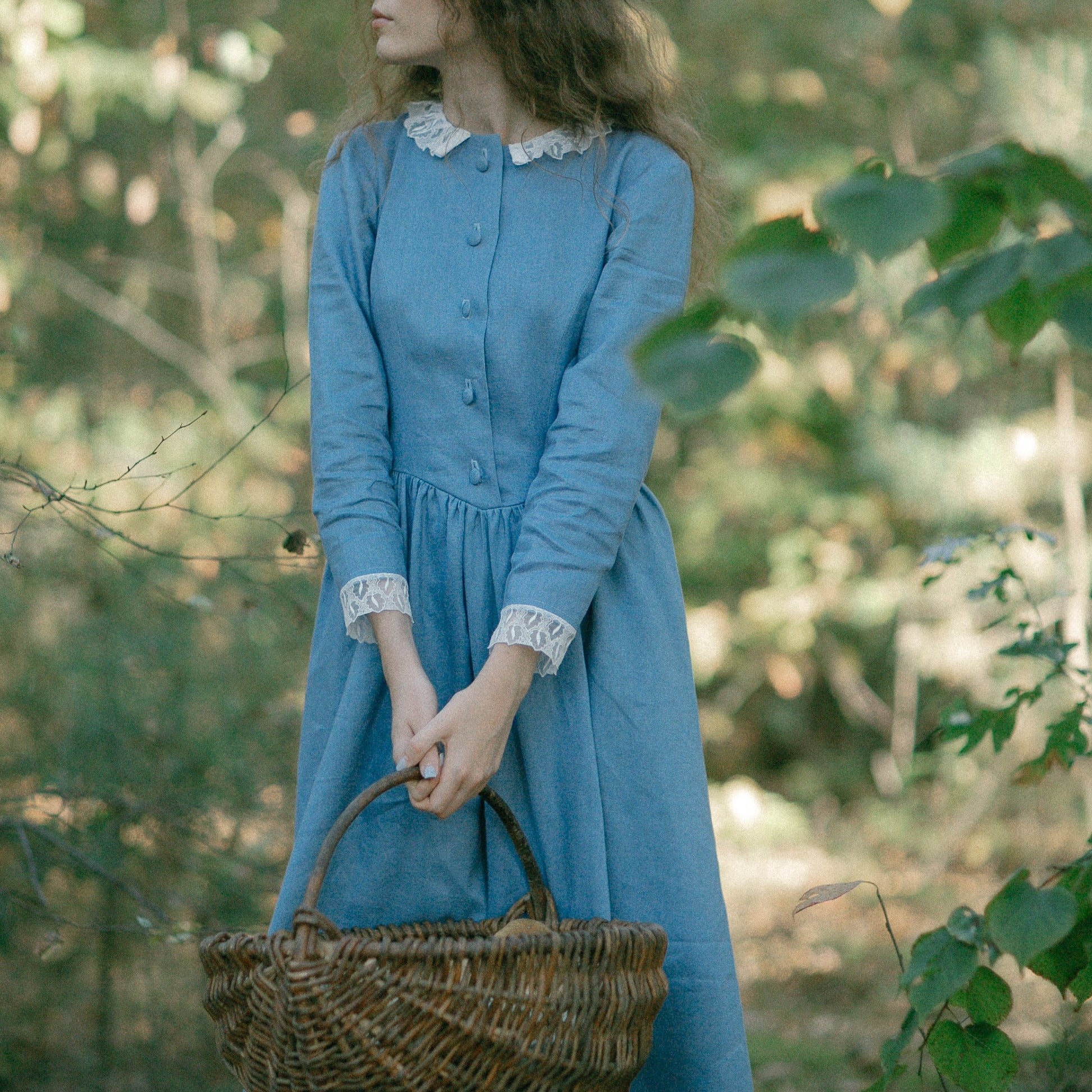 Elain Archeron style baby blue linen dress. Handmade Acotar baby blue linen dress with leaves lace and princess waist