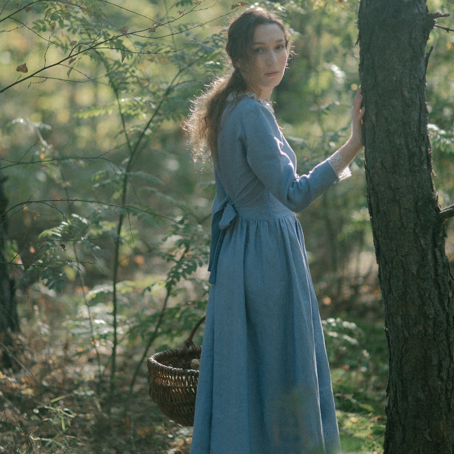 Elain Archeron style baby blue linen dress. Handmade Acotar baby blue linen dress with leaves lace and princess waist