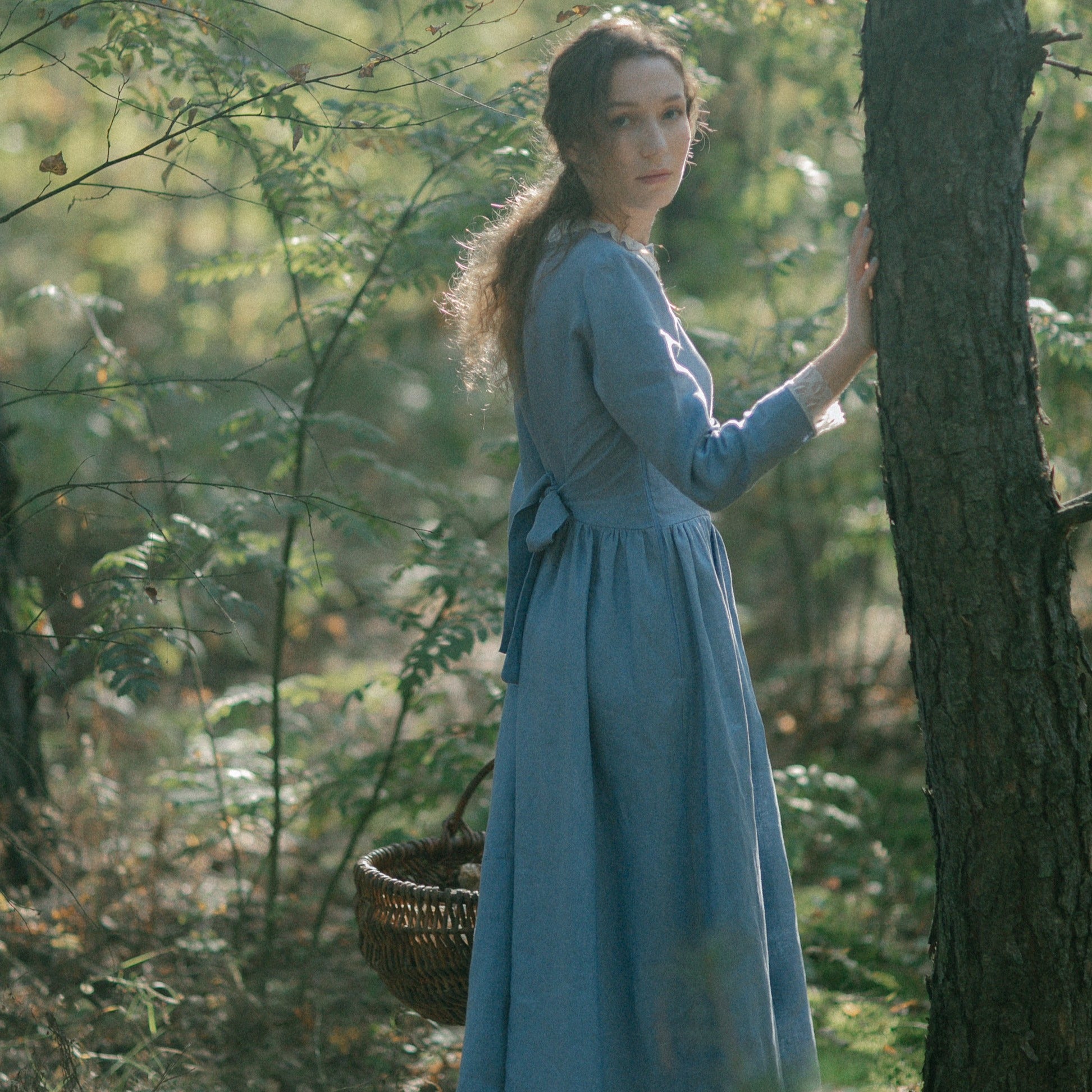 Elain Archeron style baby blue linen dress. Handmade Acotar baby blue linen dress with leaves lace and princess waist