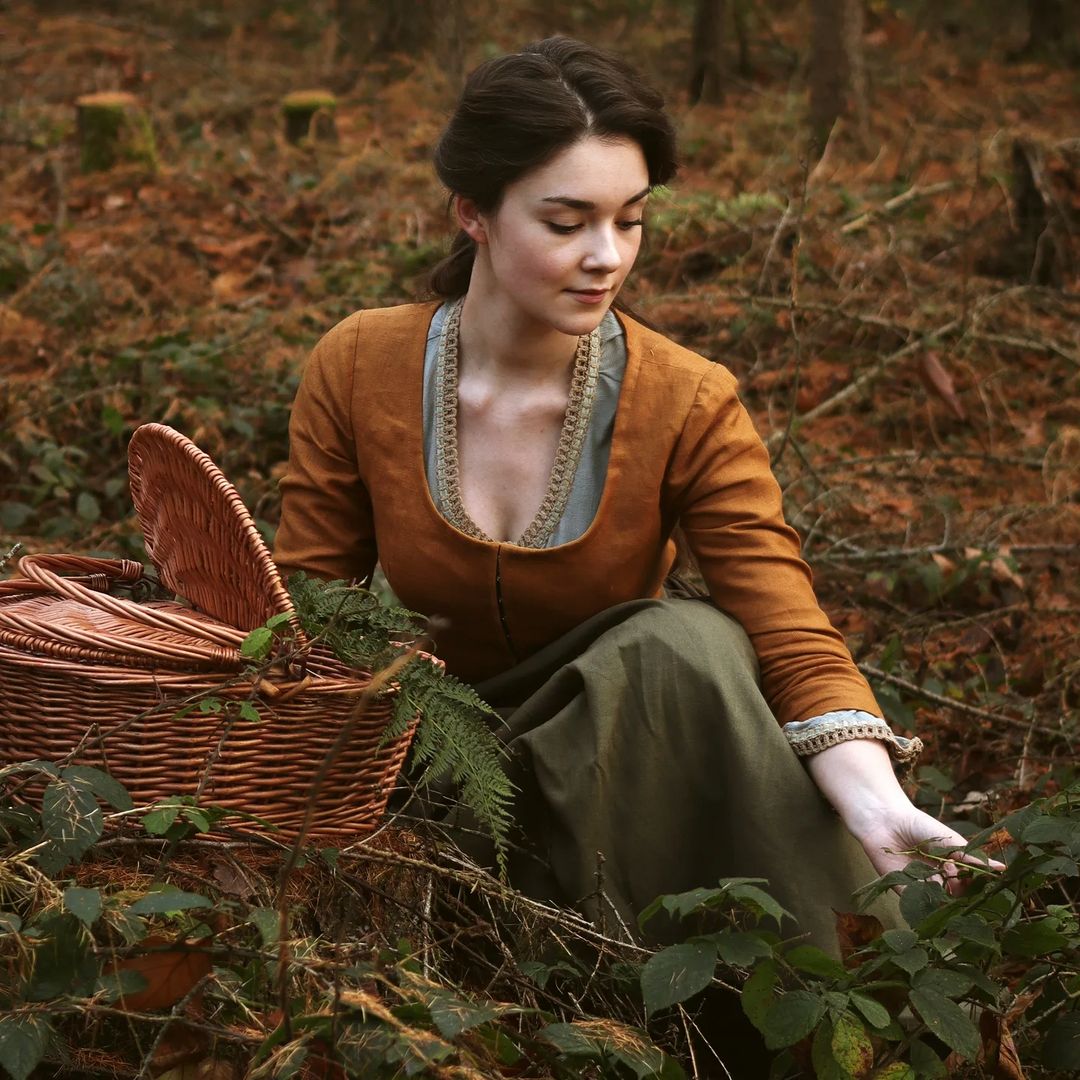 Claire Fraser Outlander Corset mustard bodice with hooks, linen brown skirt, soft mint blouse with lace and green apron with leaves cord. Handmade natural sustainability linen clothes.