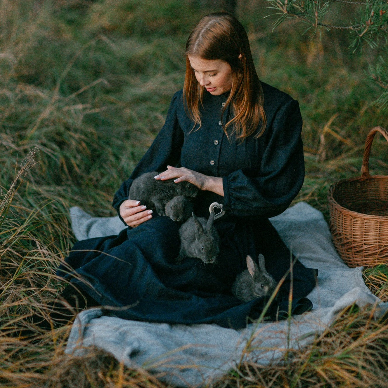 Nesta Archeron style linen dress. Handmade navy blue Acotar linen dress with puff sleeves and wood buttons.