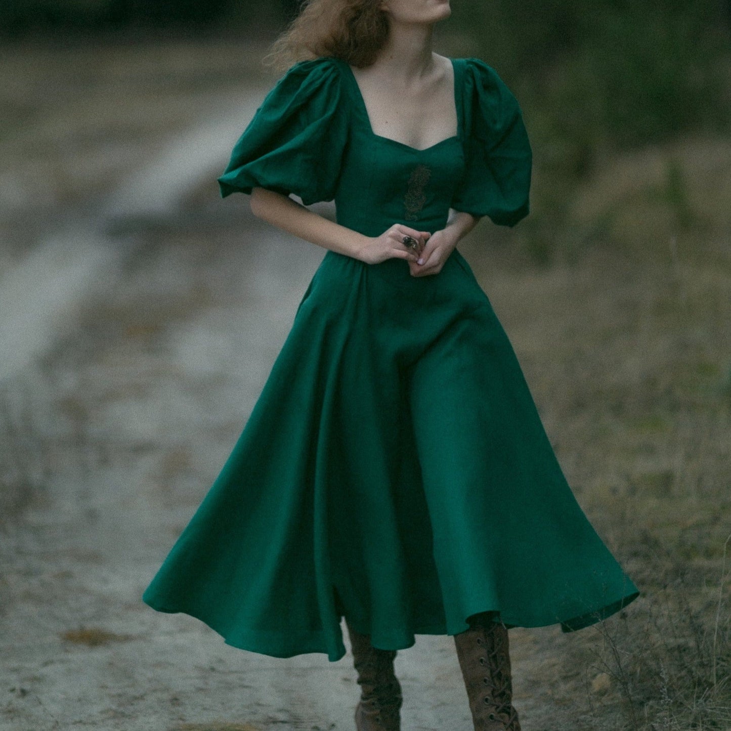 Narcissa corset style linen dress. Handmade snake basilisk emerald green corset style cottagecore linen dress, princesscore V waist, embroidery, puff sleeves.