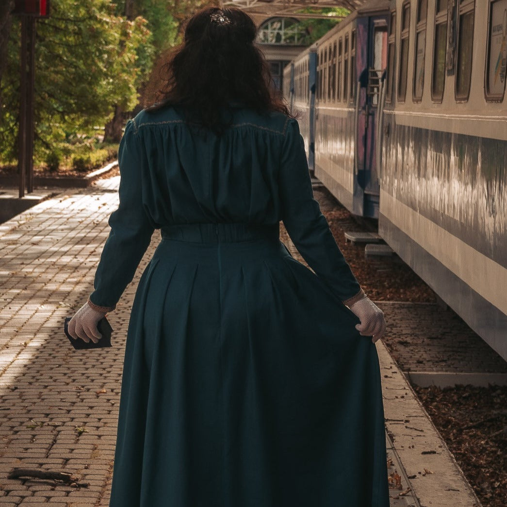 Enola Holmes Sofie Hatte victorian edwardian skirt and blouse. Handmade gibson girl suffragette 1900s walking linen corset skirt and blouse with embroidery and peter pan collar.