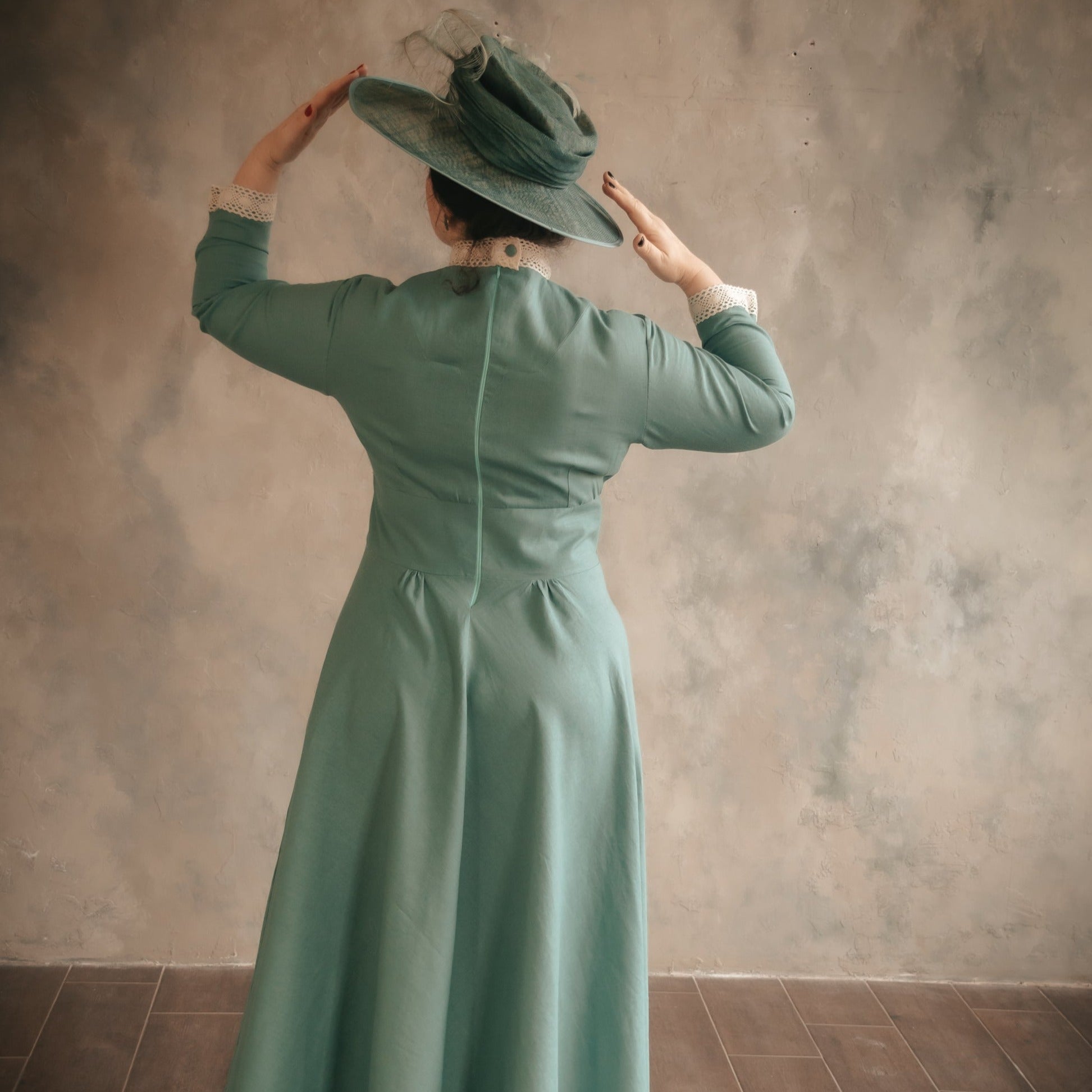 Edwardian victorian green walking tea linen dress with lace. Handmade edwardian gibson girl victorian suffragette day 1900s linen dress with lace.