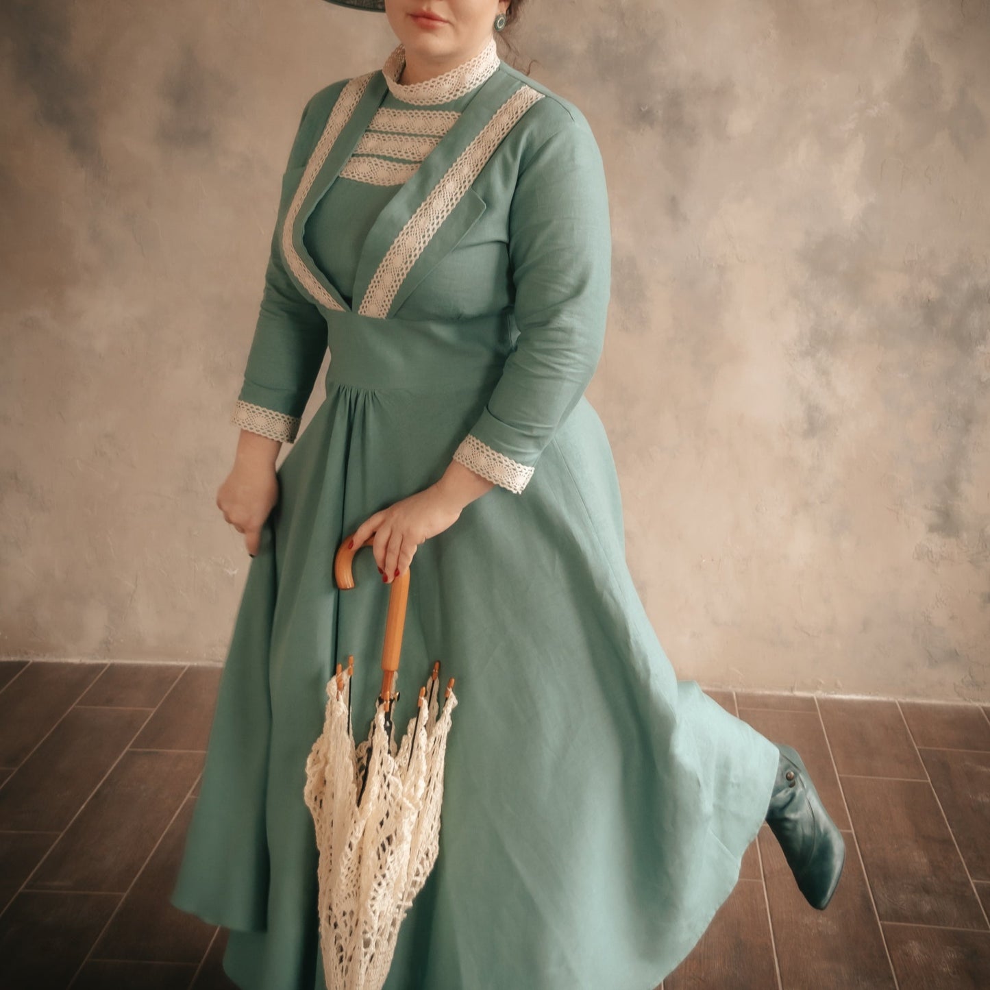 Edwardian victorian green walking tea linen dress with lace. Handmade edwardian gibson girl victorian suffragette day 1900s linen dress with lace.