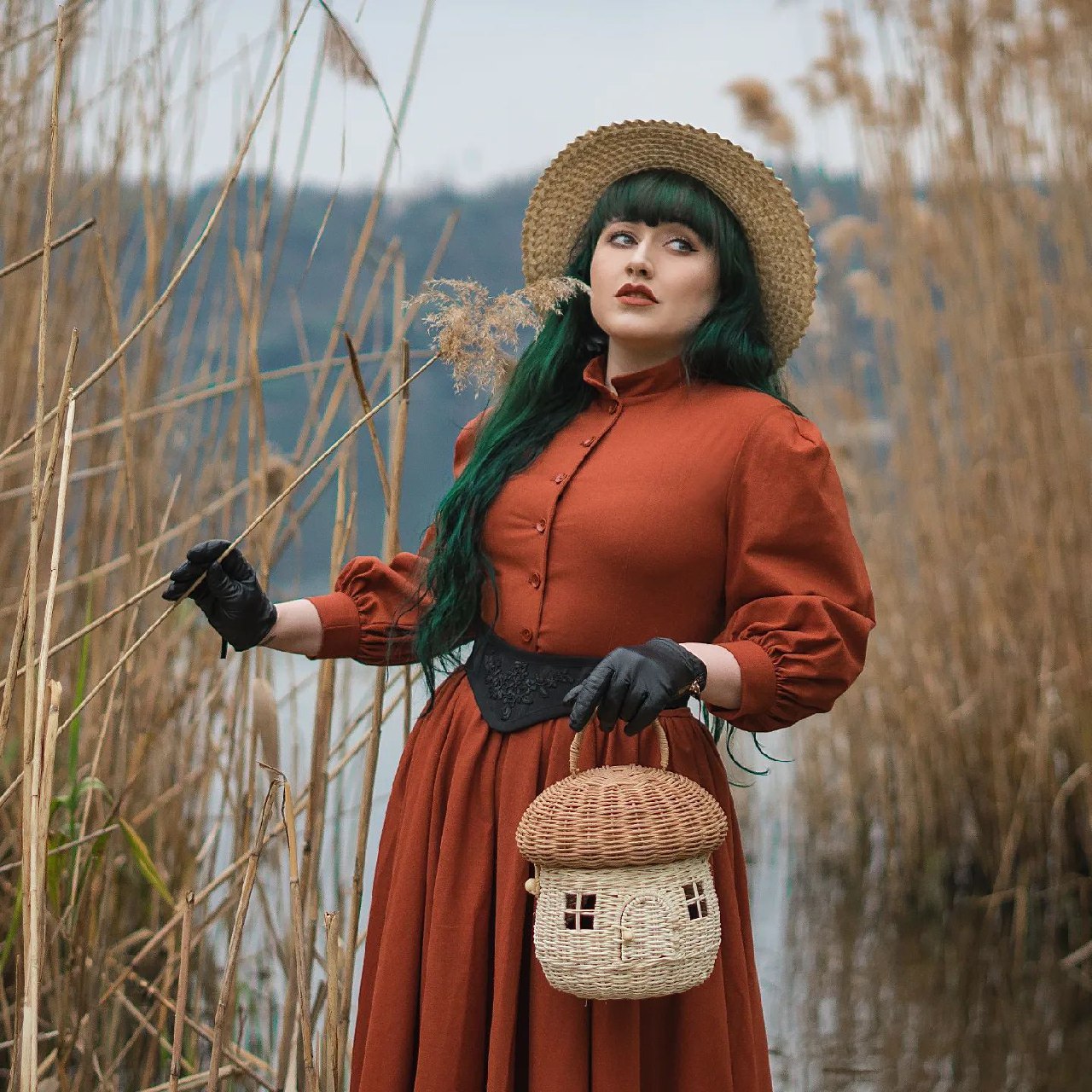 Handmade Retro style victorian colonial Jo March Little women dress. Edwardian victorian rust linen dress with puff sleeves, wood buttons and full circle skirt.