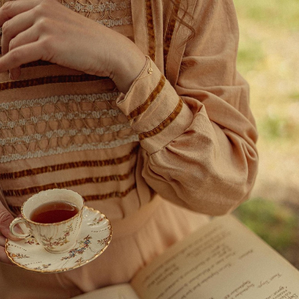 Edwardian victorian walking tea day beige linen dress. Handmade gibson girl suffragette 1900s tea linen dress with velvet ribbon and lace.