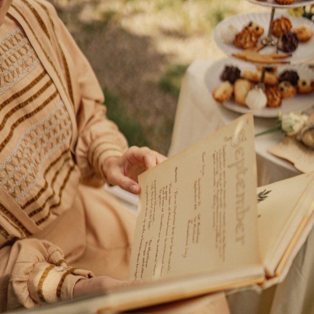 Edwardian victorian walking tea day beige linen dress. Handmade gibson girl suffragette 1900s tea linen dress with velvet ribbon and lace.