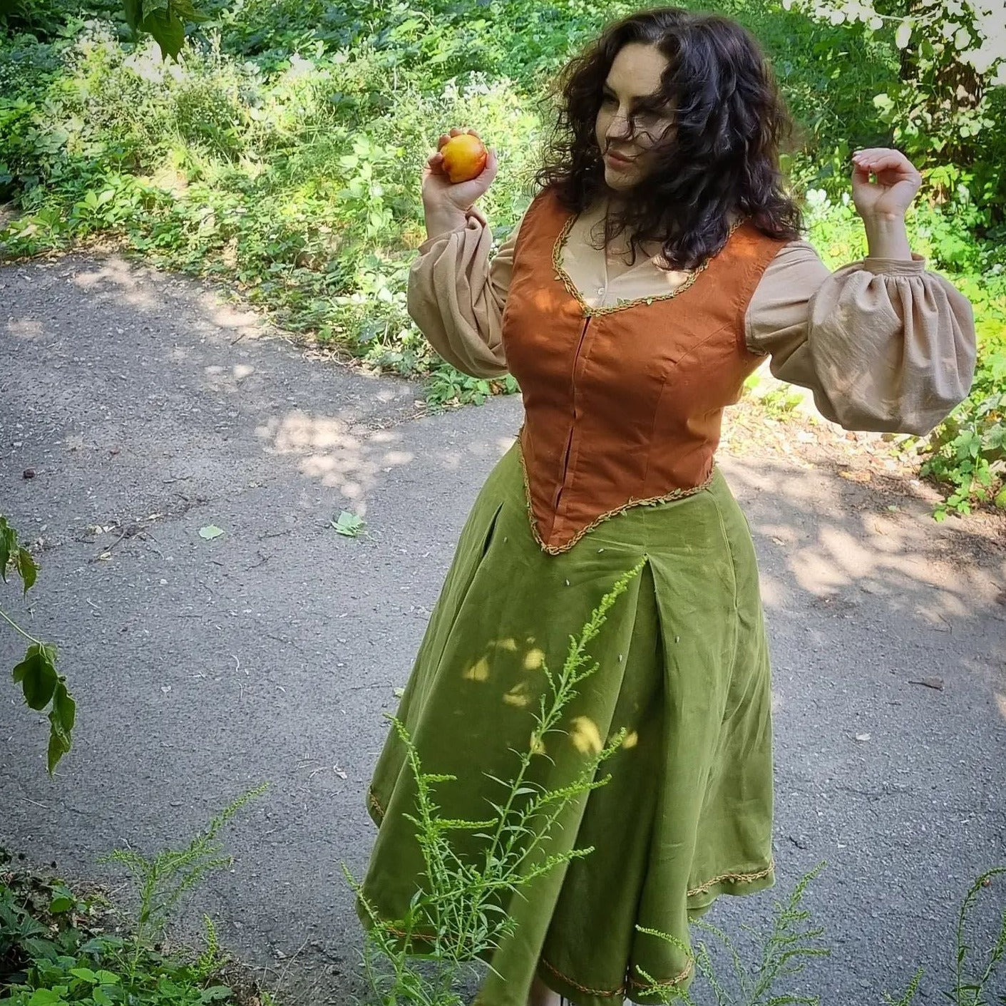 Rosie Cotton goblincore Shire costume. Handmade natural sustainability linen clothes: rust linen corset vest with leaves, olive twirl skirt and beige pirat blouse.