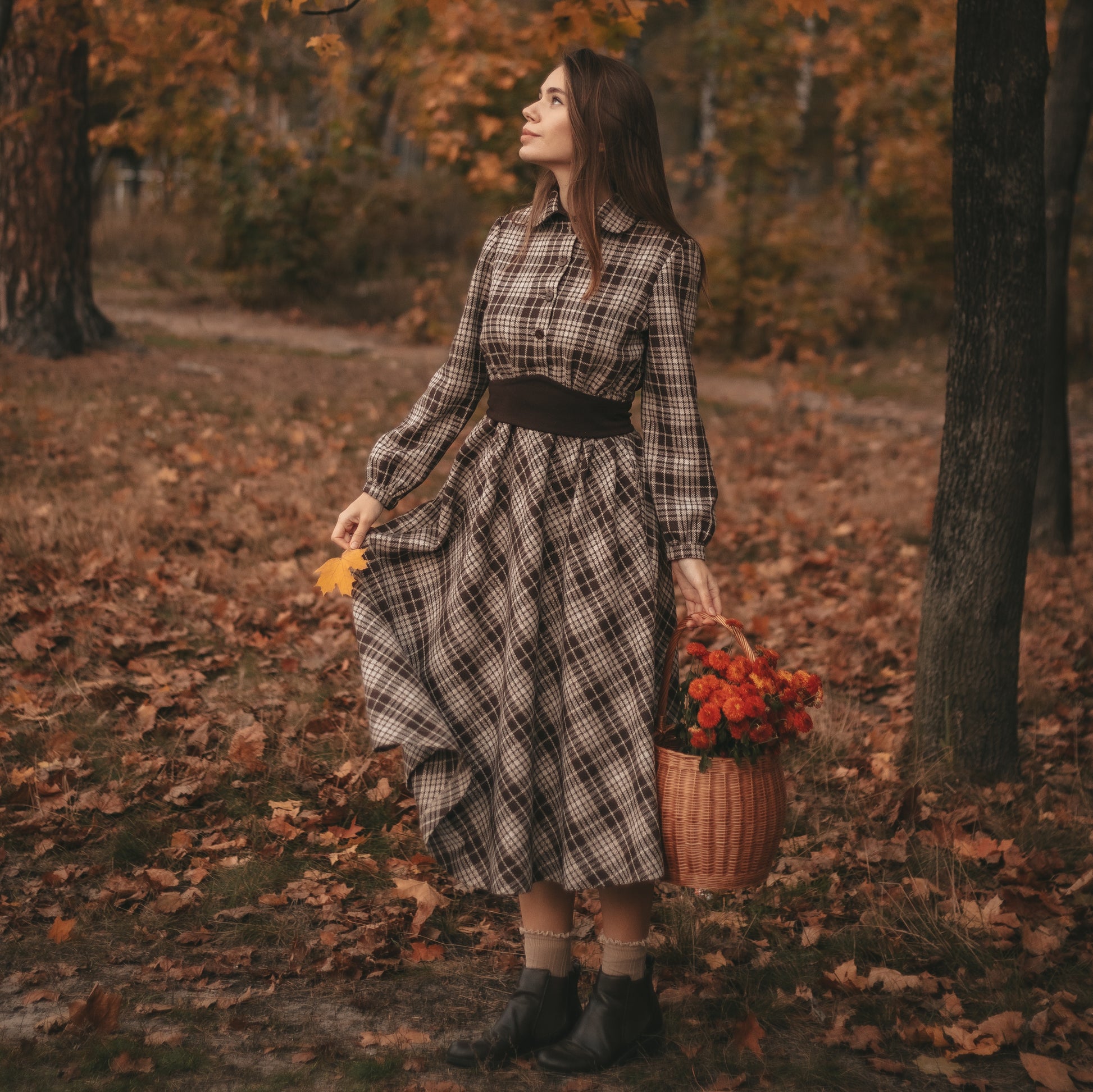 Tartan scotland brown check wool dress with edwardian belt. Handmade Retro style classic wool dress with wood buttons and peter pan collar.